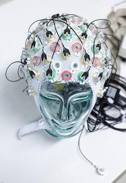 EEG-Haube auf einem Plastikkopf