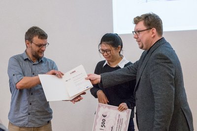 Zwei Wissenschaftler mit Urkunde für das CBBS Paper of the year