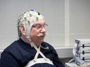 Älterer Proband mit EEG-Haube