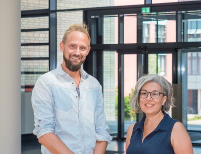 Marina Zempeltzi, Erstautorin der Studie und Doktorandin, und PD Dr. Max Happel, Leiter der Arbeitsgruppe am Leibniz-Institut. 