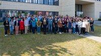 Gruppenbild einer Konferenz