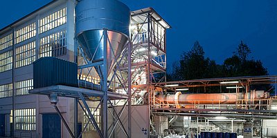 Chemische Industrieanlage bei Nacht schön beleuchtet