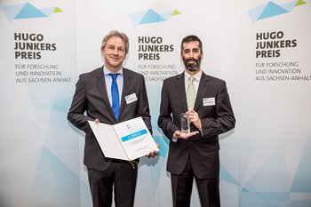 Dirk Montag und Rodrigo Herrera-Molina erhalten eine Urkunde und einen Pokal für den Hugo-Junkers-Preis