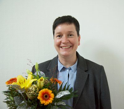 Nicole Angenstein mit Blumenstrauß