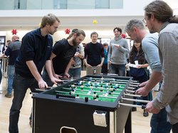 Spieler beim Kickerturnier mit Zuschauern