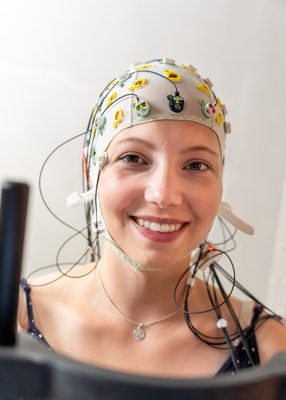 Probandin mit EEG-Haube
