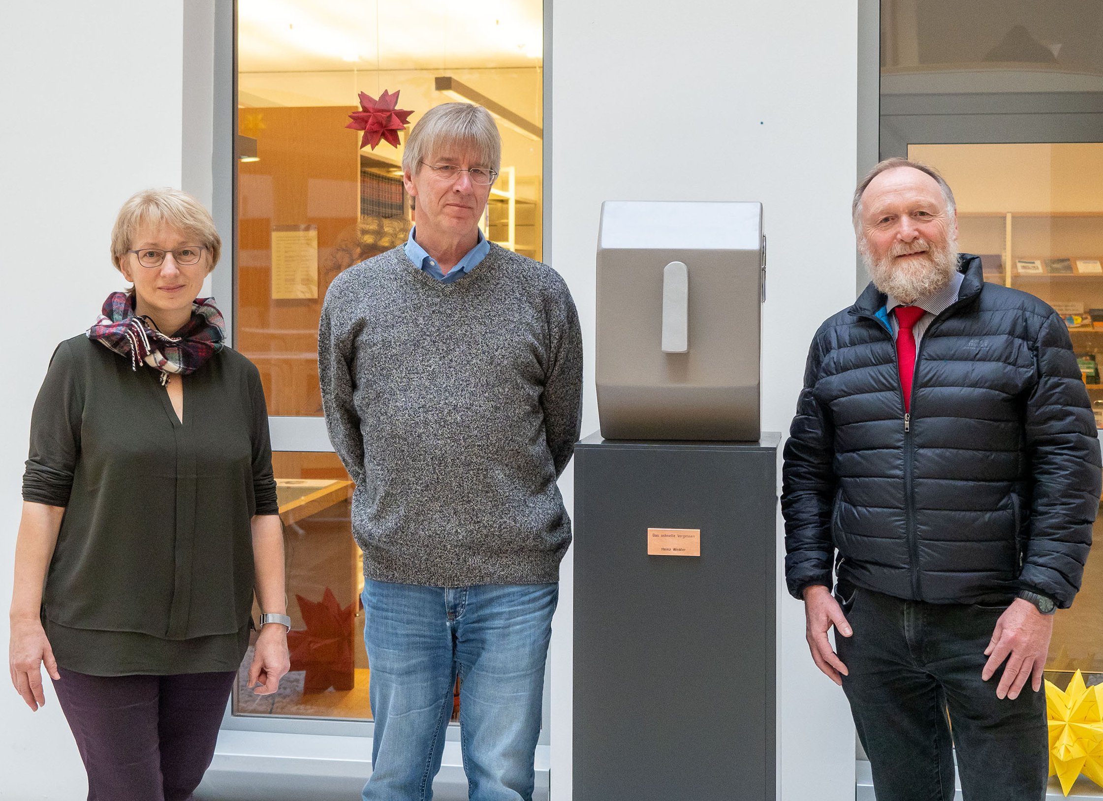 Constanze Seidenbecher, Heinz Winkler und Eckart D. Gundelfinger nehmen Skulptur entgegen