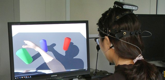 Proband sitzt am Computer für Mensch-Maschine-Interaktion