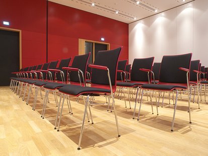Veranstaltungsraum voller Stühle im Leibniz-Institut für Neurobiologie