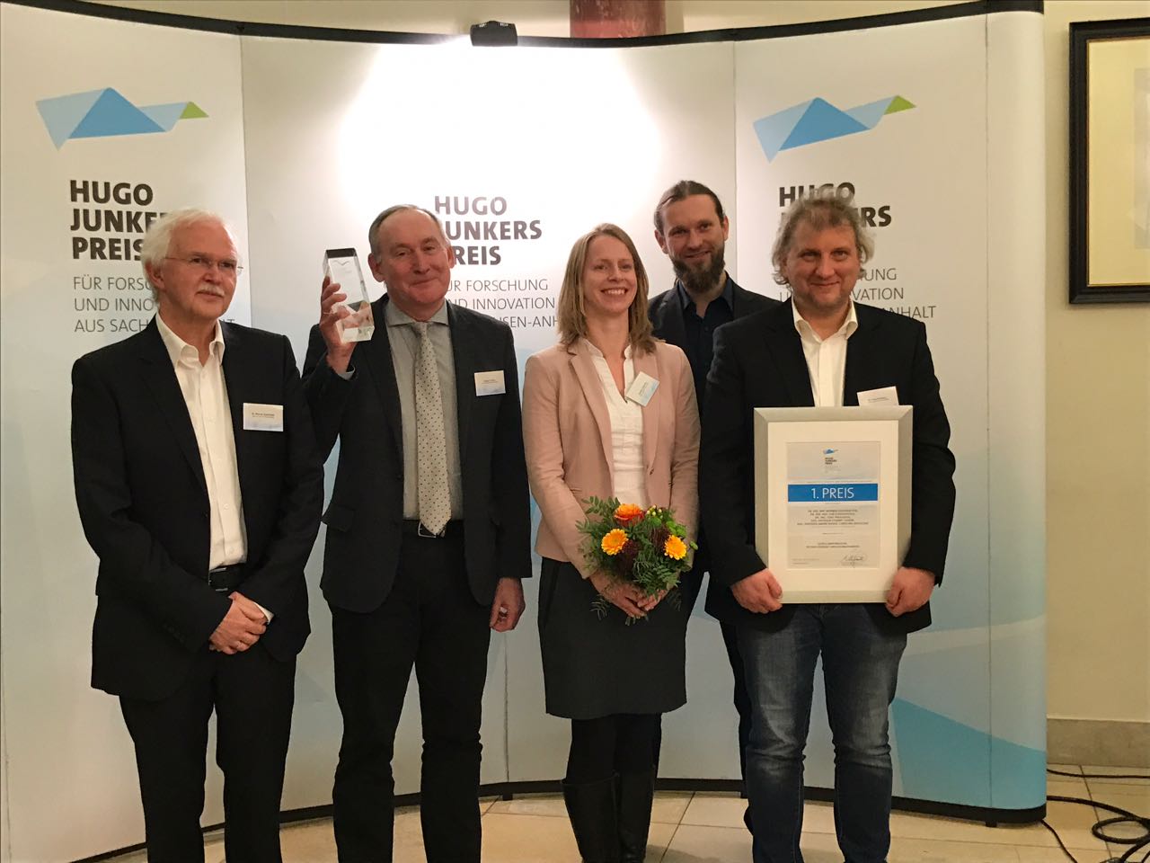 Teambild der Hugo-Junkers-Preisträger 2017 mit Urkunde