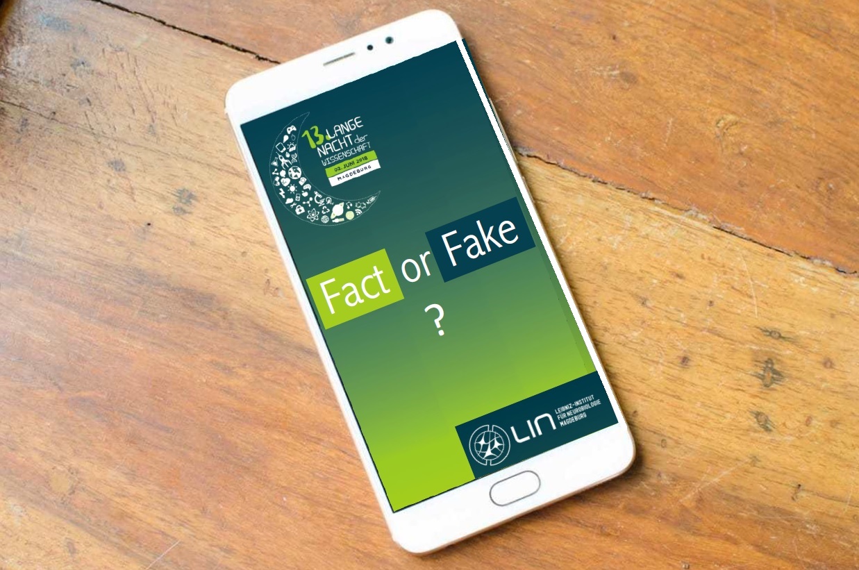 Smartphone, auf dem die Seite für das Quiz "Fact oder Fake?" zur Langen Nacht 2018 geöffnet ist