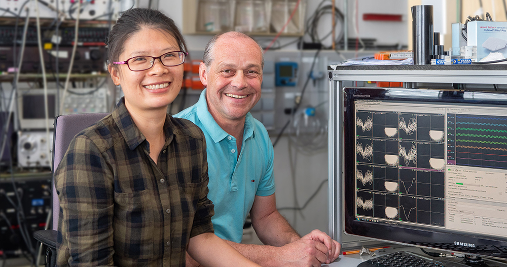 Ying Huang und Michael Brosch vor einem Computer 