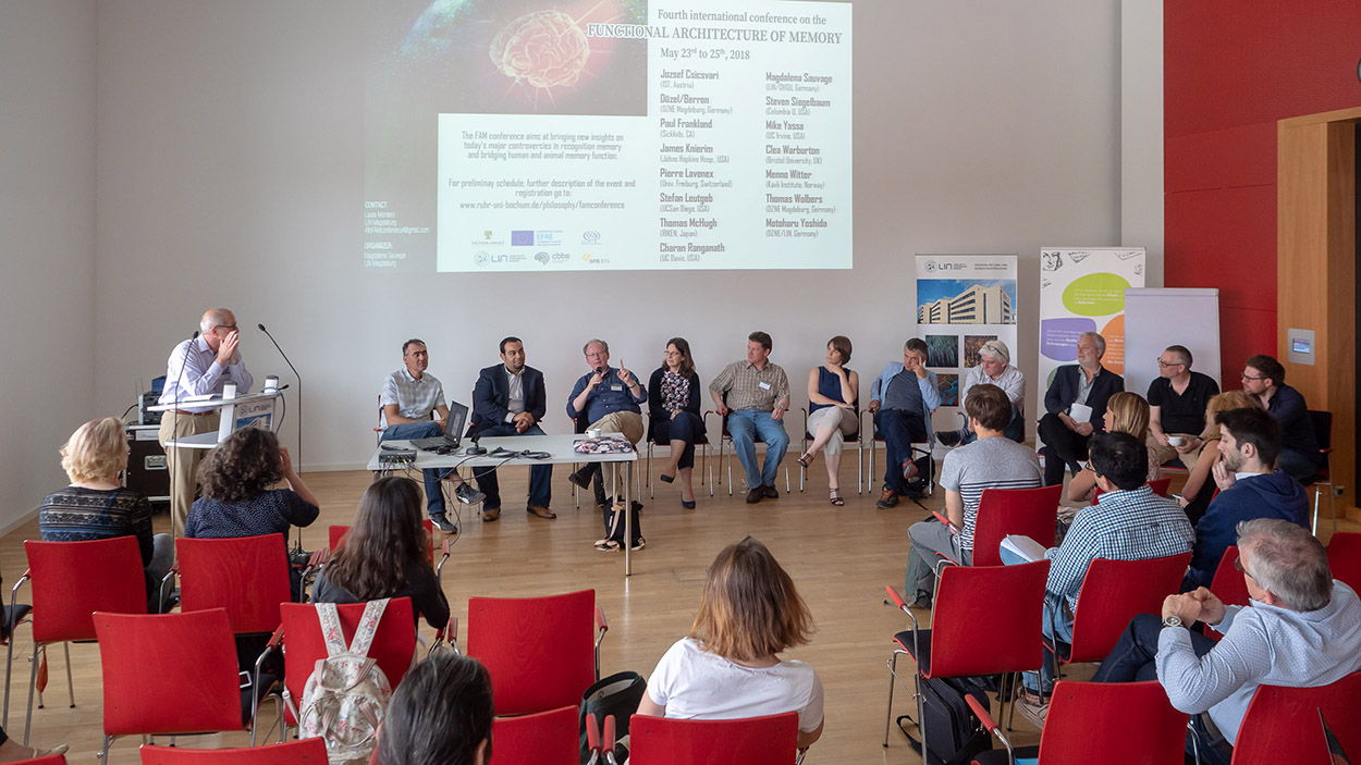 Konferenzteilnehmende sitzen im Stuhlkreis