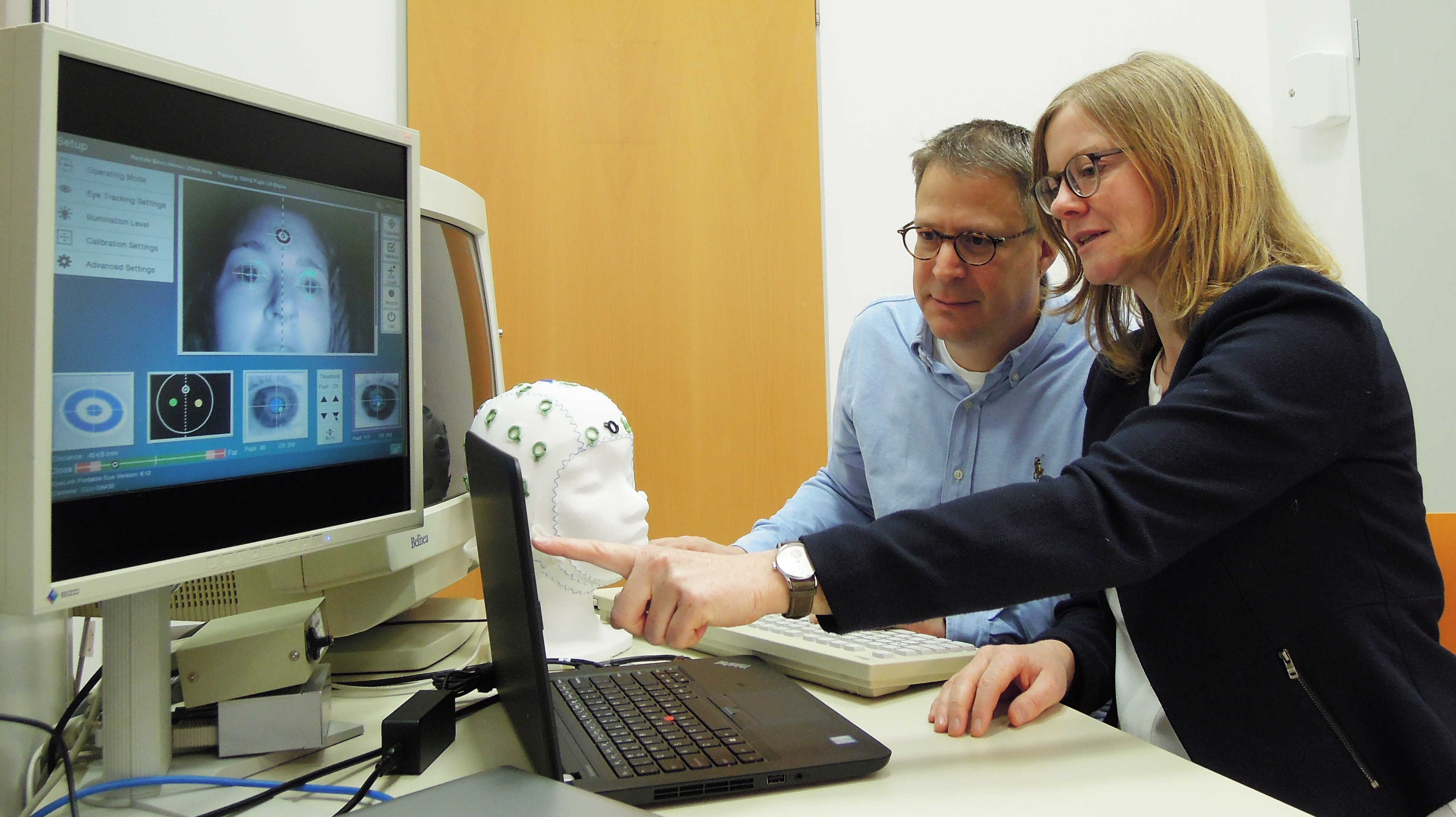 Forschende untersuchen mit einem Eye-Tracker, wie stark Probanden abgelenkt sind.